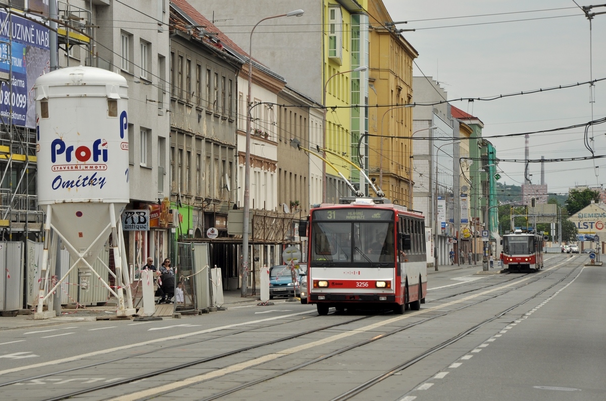 Brno, Škoda 14TrR № 3256; Brno, Tatra KT8D5R.N2 № 1719