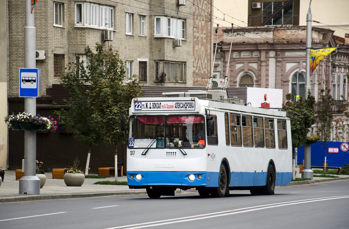 ЗИУ 682 Г 016 02 С широкой с дверью. ЗИУ-682г-016.02 с широкой с 1-й дверью салон Москва. Ростов на Дону троллейбус 323. ЗИУ 682г 016 02 с широкой с 1й дверью Москва 2021.