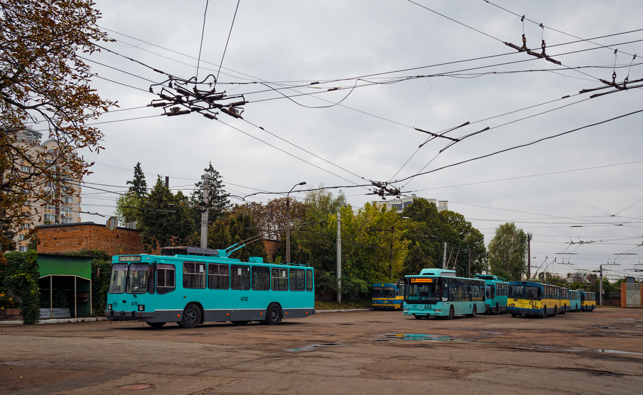 Tchernihiv, YMZ T2 N°. 470; Tchernihiv, Etalon T12110 “Barvinok” N°. 486; Tchernihiv, ZiU-682G [G00] N°. 427; Tchernihiv — Trolleybus depot infrastructure