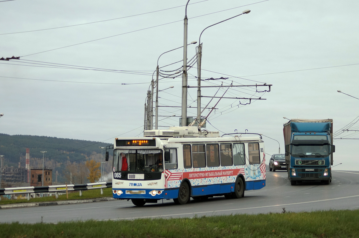 Троллейбус семерка. Троллейбус ЗИУ Новокузнецк. Троллейбус 7. Троллейбус в Новокузнецк семерка. 7 Троллейбус Новокузнецк маршрут.
