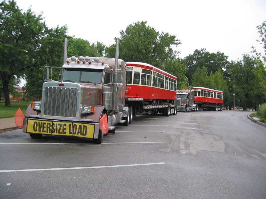 Ida Grove, OM Peter Witt č. 1352; Ida Grove, Tallero Peter Witt č. 1351; St. Louis — The Loop Trolley — Delivery of Cars