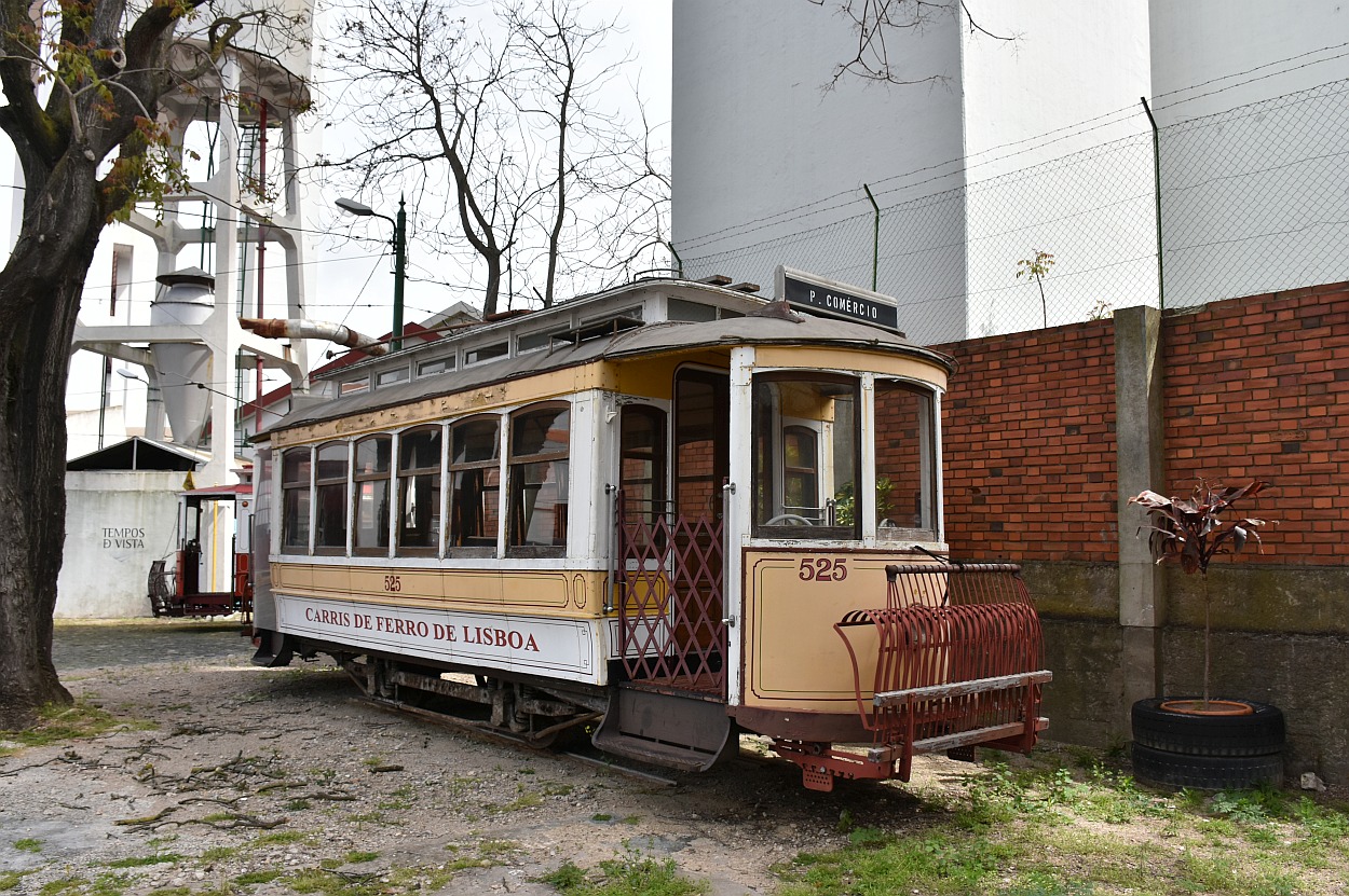 Лиссабон, Carris 2-axle motorcar (Standard) № 525; Лиссабон — Трамвай — Estação de Santo Amaro (депо); Лиссабон — Трамвай — Museu da Carris