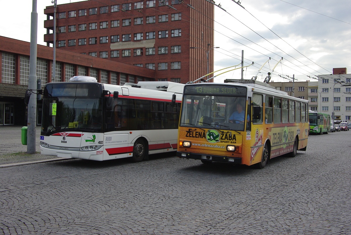 Pardubice, Škoda 28Tr Solaris III — 402; Pardubice, Škoda 14Tr17/6M — 382