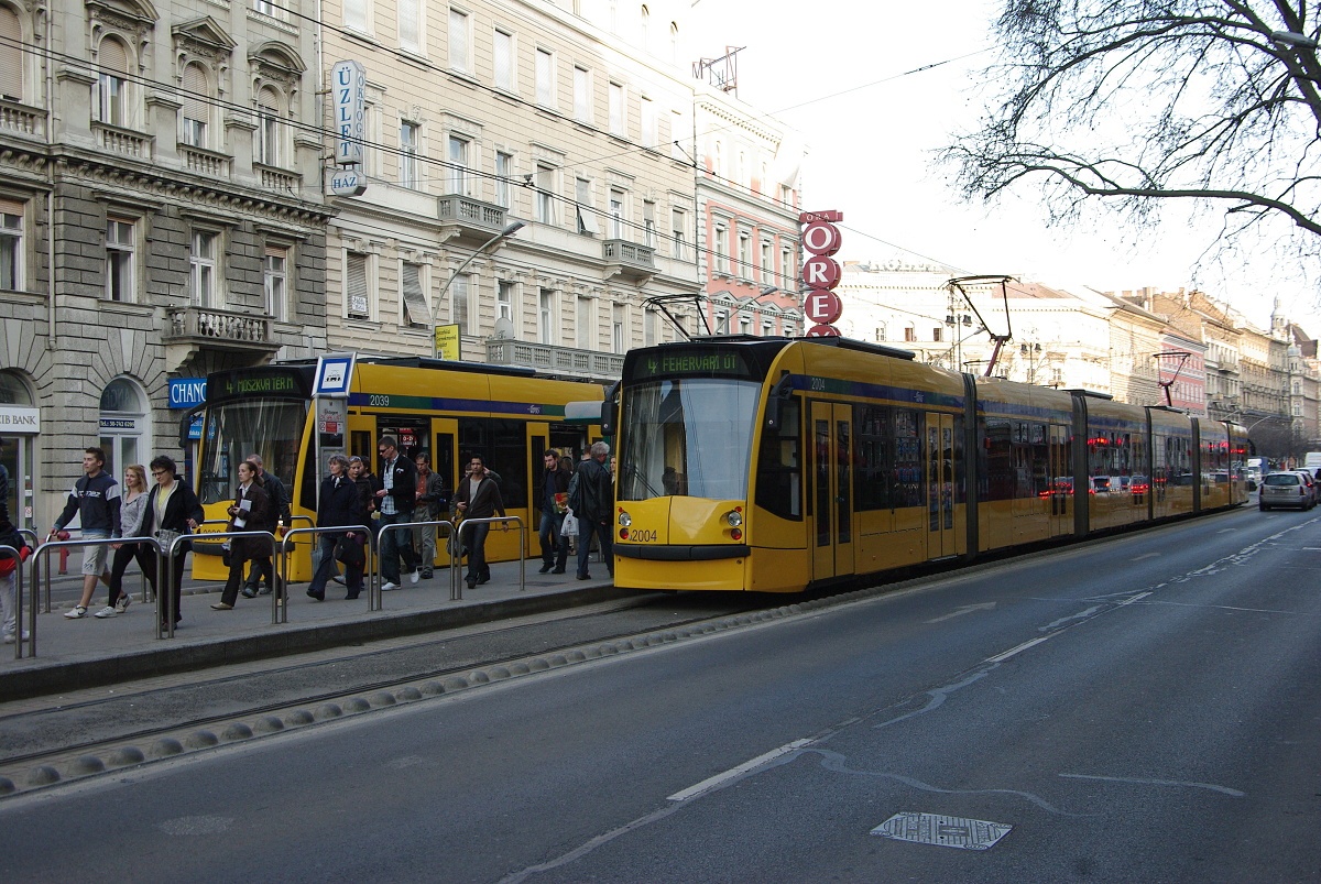 Будапешт, Siemens Combino Supra NF12B № 2004
