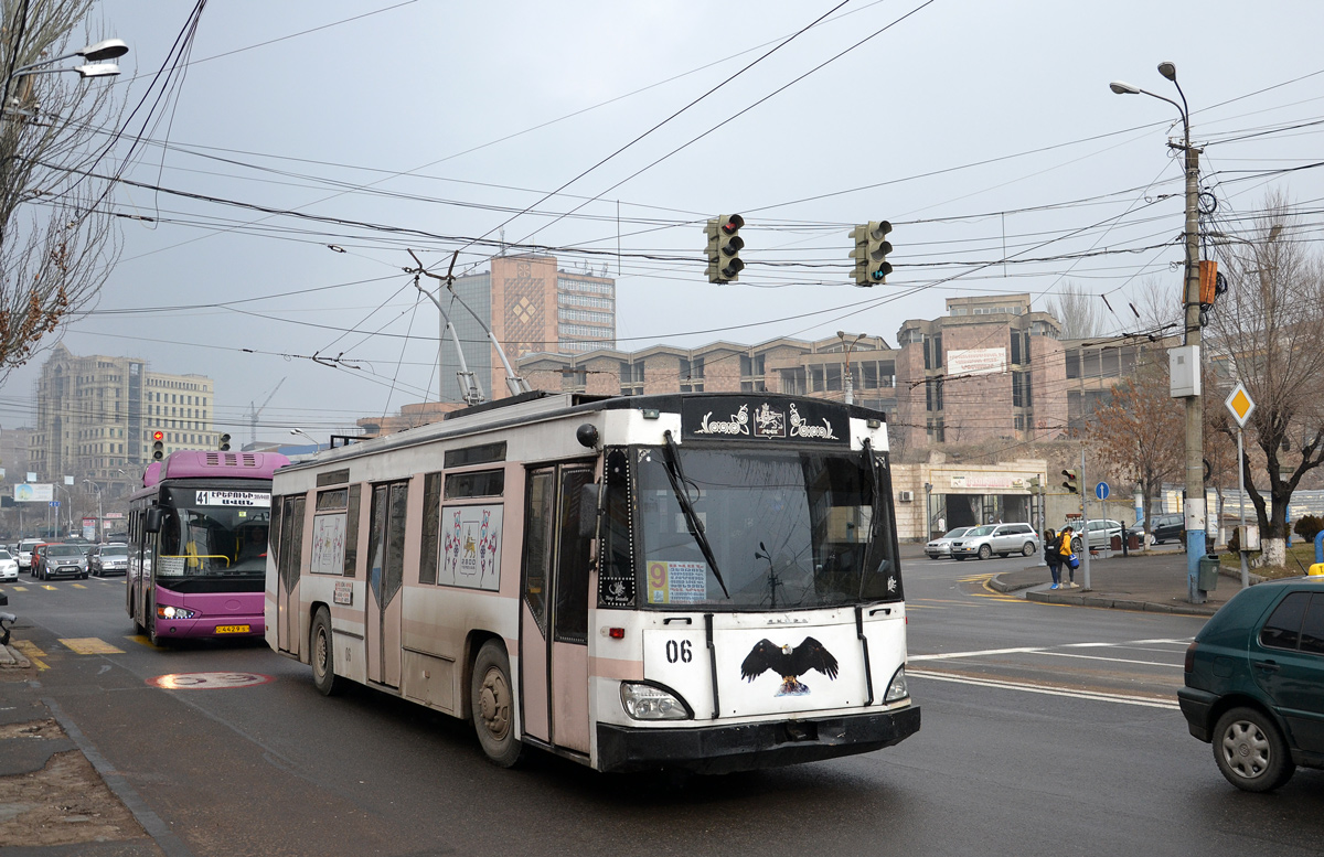 Ереван троллейбус. Ереван троллейбус Skoda 14. Ереван троллейбус TRANSPHOTO. Трамвай Ереван.