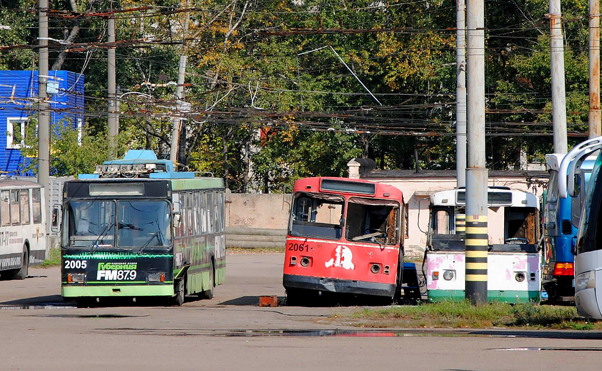 Bryansk, VMZ-5298.00 (VMZ-375) č. 2005; Bryansk, ZiU-682G [G00] č. 2061; Bryansk, ZiU-682G [G00] č. 2013; Bryansk — Bezhitskoye trolleybus depot (# 2)