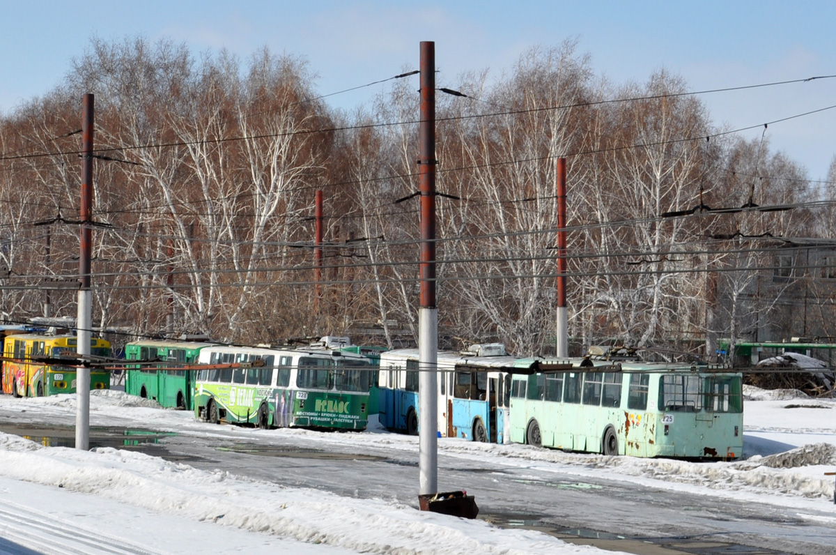 Омск, ЗиУ-682В [В00] № 225; Омск, ЗиУ-682В10 № 328; Омск, ЗиУ-682В [В00] № 372; Омск — Троллейбусное депо 2 (Левобережное)  (закрыто)