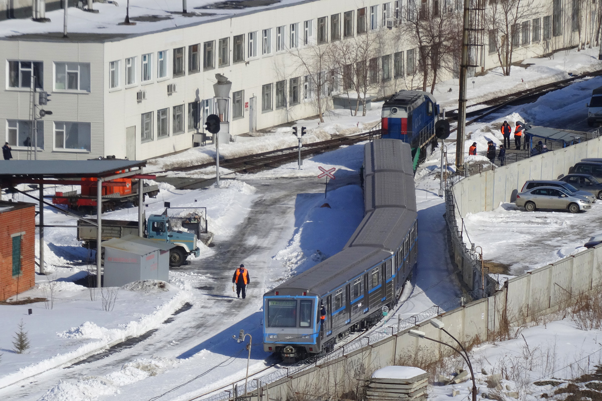 Yekaterinburg, 81-717.6 č. 27047; Yekaterinburg — Metro — Transport of subway cars by railway
