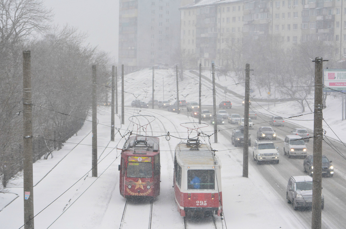 Владивосток, 71-605 (КТМ-5М3) № 295; Владивосток, 71-132 (ЛМ-93) № 320; Владивосток — Снегопады