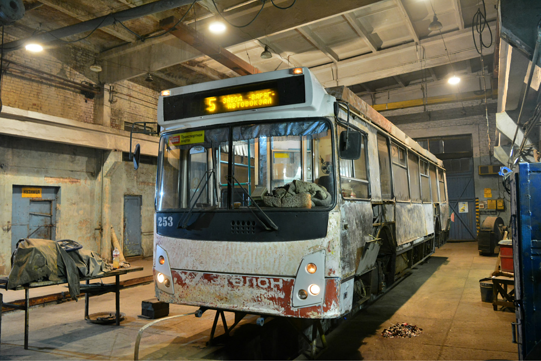 Владивосток, ЗиУ-682Г-016.02 № 253; Владивосток — Текущие ремонты и основные узлы троллейбусов
