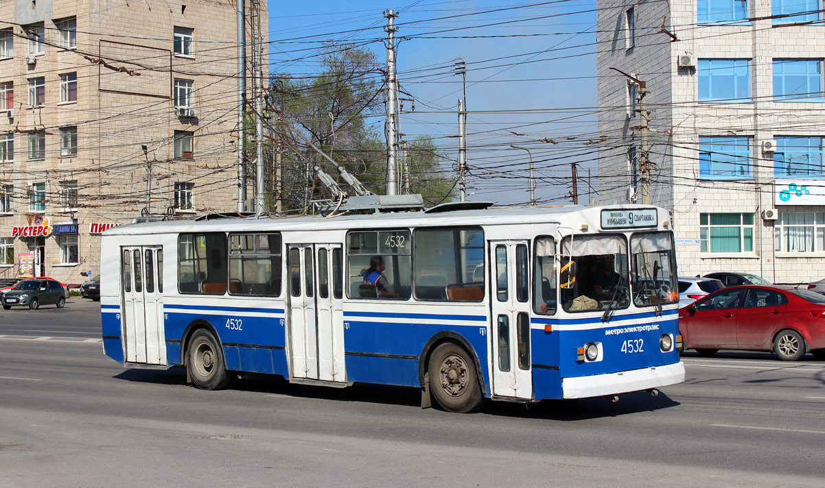 Троллейбус на восток. Троллейбус ЗИУ 682. ЗИУ-9 троллейбус. ЗИУ 9 синий. Троллейбус ЗИУ 682 Волгоград.