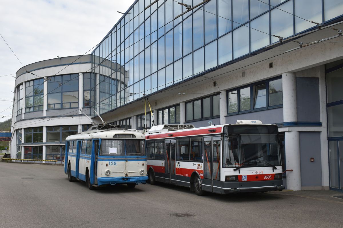 Brno, Škoda 22Tr # 3605; Brno, Škoda 9TrHT28 # 3136