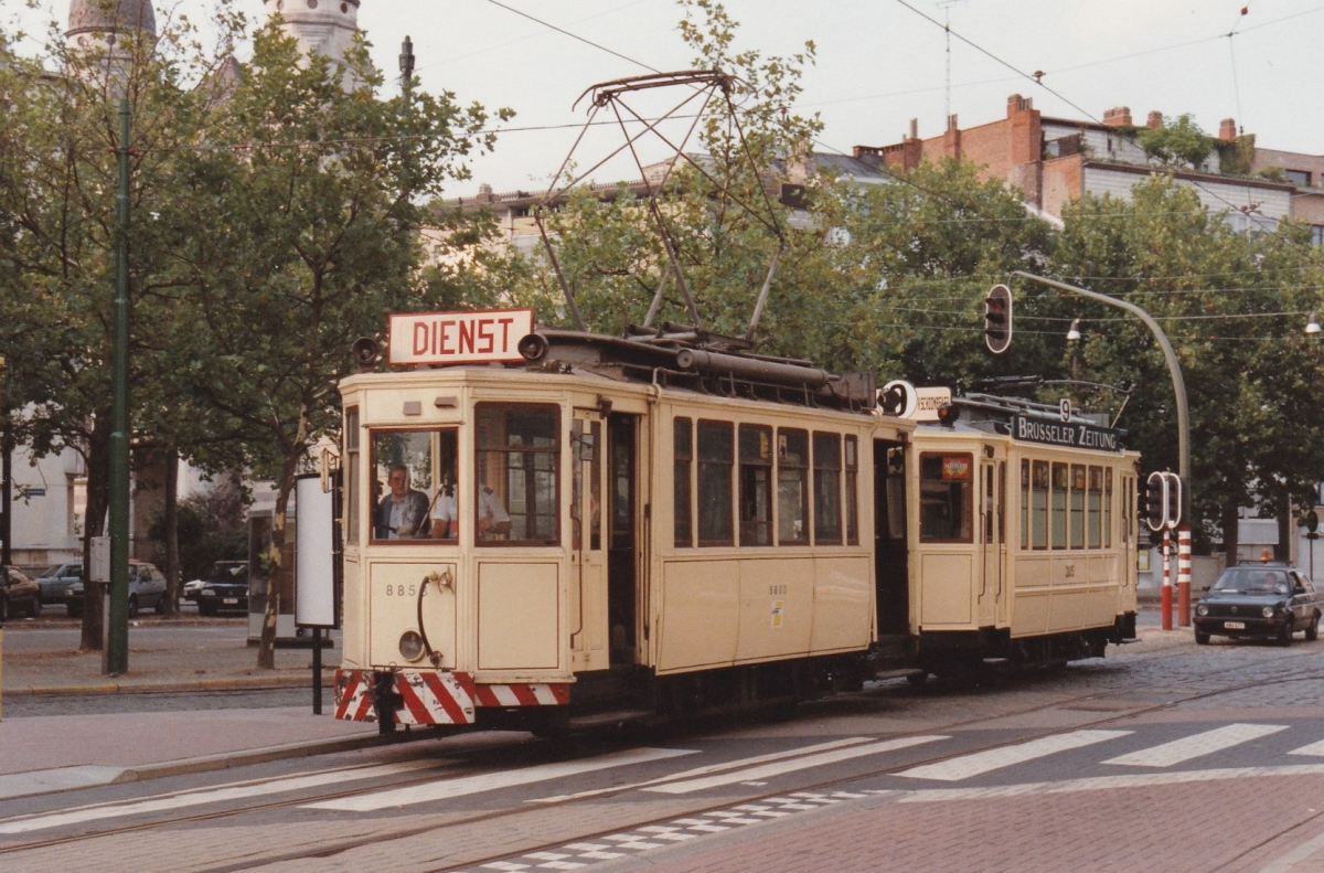 Antwerpen, CGTA 2-axle motor car nr. 8853; Antwerpen, Nivelles 2-axle motor car nr. 305