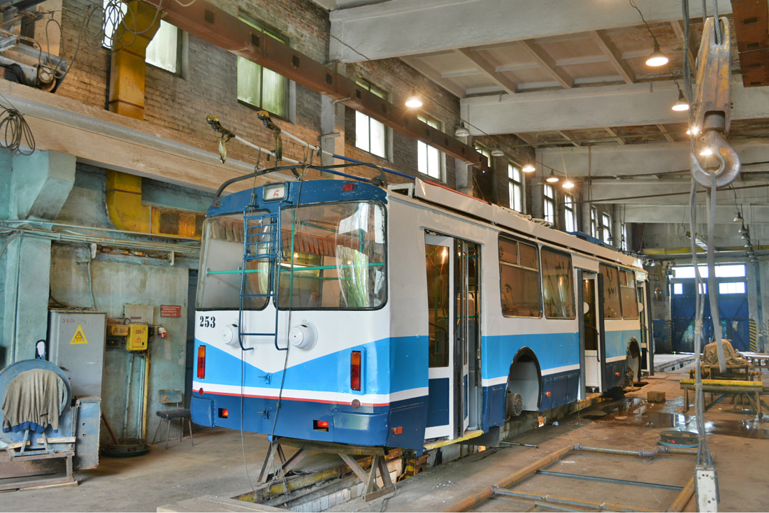 Владивосток, ЗиУ-682Г-016.02 № 253; Владивосток — Текущие ремонты и основные узлы троллейбусов