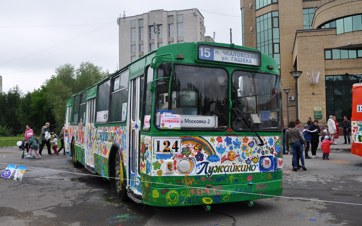 1 июня омск. Омск 6 троллейбус. Автобус Омск 124. Раскрась троллейбус Омск. Омск троллейбус 9 пос Солнечный - Московка 2.