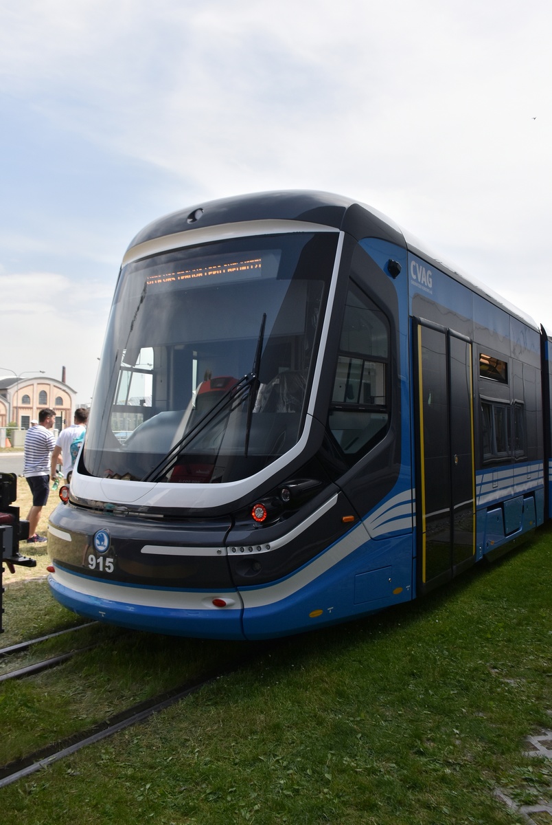 Chemnitz, Škoda 35T ForCity Classic № 915; Chemnitz — New Škoda 35T tramways • Neue Straßenbahnwagen Škoda 35T; Plzeň — Škoda Transportation, a.s.