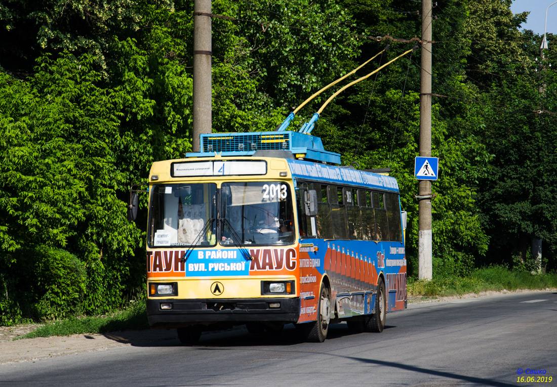 Czerniowce, LAZ-52522 Nr 2013; Czerniowce — Repair of Rus'ka street