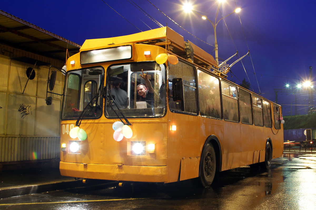 Троллейбус пермь. Троллейбус ЗИУ Пермь. Желтый троллейбус. Желтый троллейбус старый. Первый троллейбус в Перми.