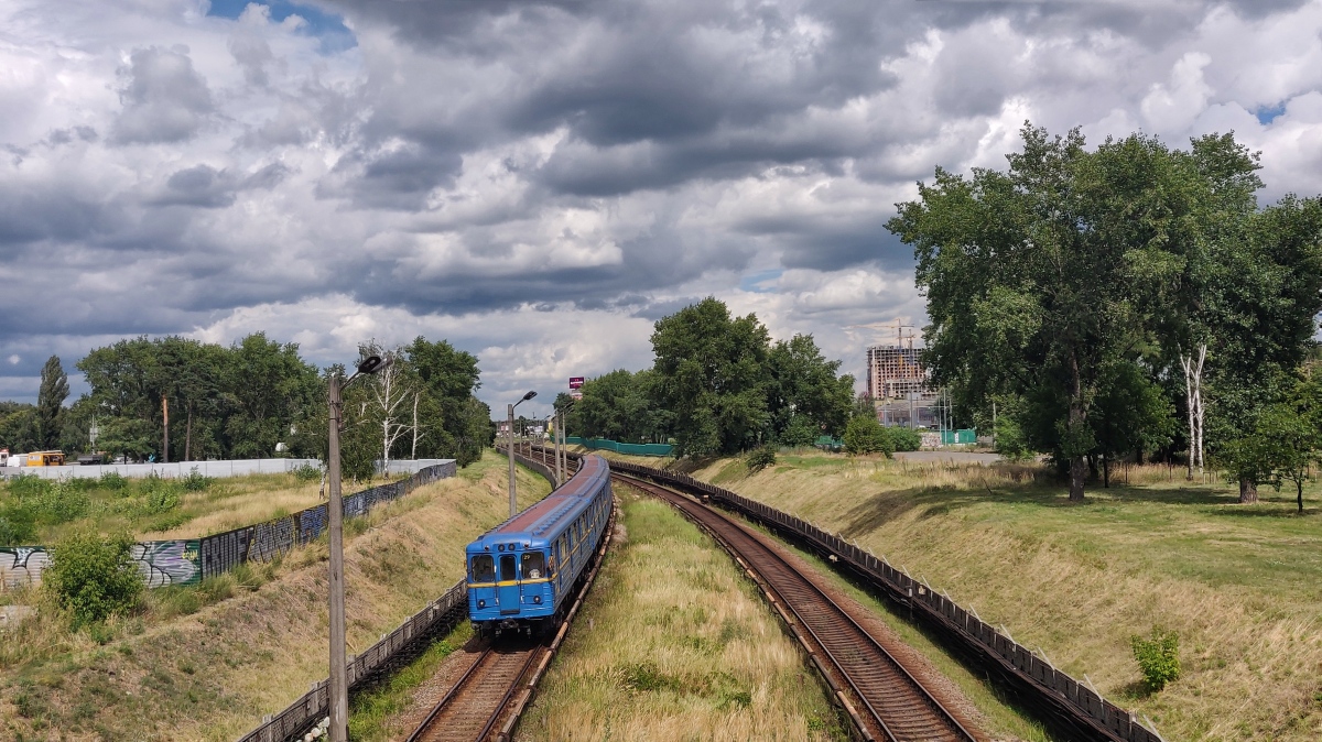 Kyjev — Metro — Line M1 (red)