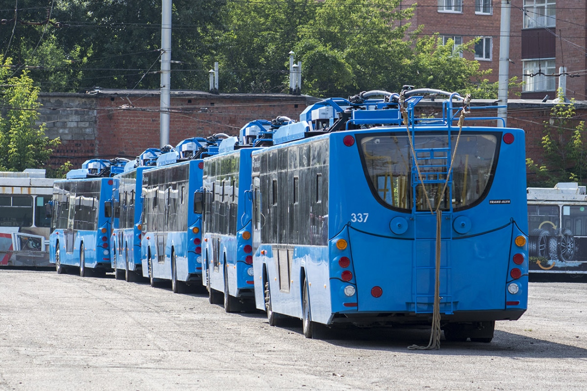 Irkoutsk, VMZ-5298.01 “Avangard” N°. 337; Irkoutsk, VMZ-5298.01 “Avangard” N°. 334; Irkoutsk — New trolleybuses and trams; Irkoutsk — trolleybus depot