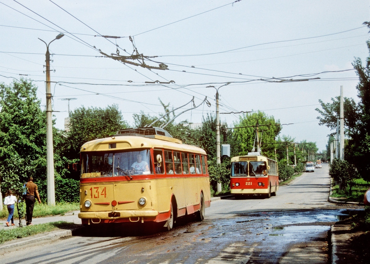 Горловка, Škoda 9Tr № 134; Горловка, ЗиУ-682В [В00] № 221; Горловка — Фотографии Дэвида Пирсона — 12.08.1993