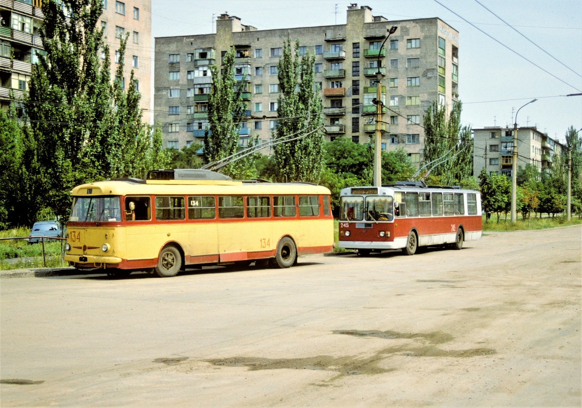 Horlivka, Škoda 9Tr # 134; Horlivka, ZiU-682G [G00] # 245; Horlivka — Photos by David Pearson — 12.08.1993