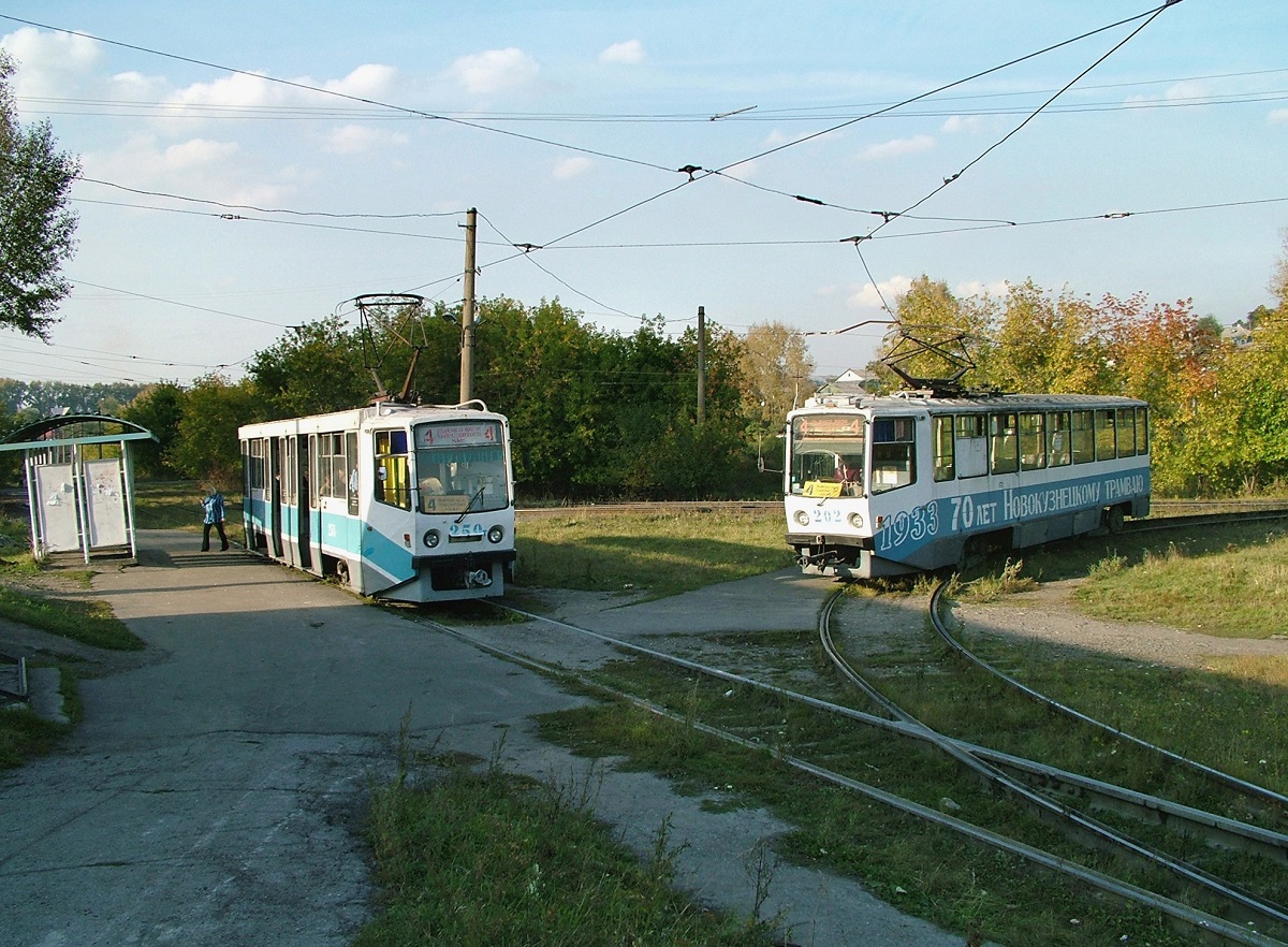 新庫斯內次, 71-608KM # 250; 新庫斯內次, 71-608KM # 202; 新庫斯內次 — Tramway Lines and Infrastructure