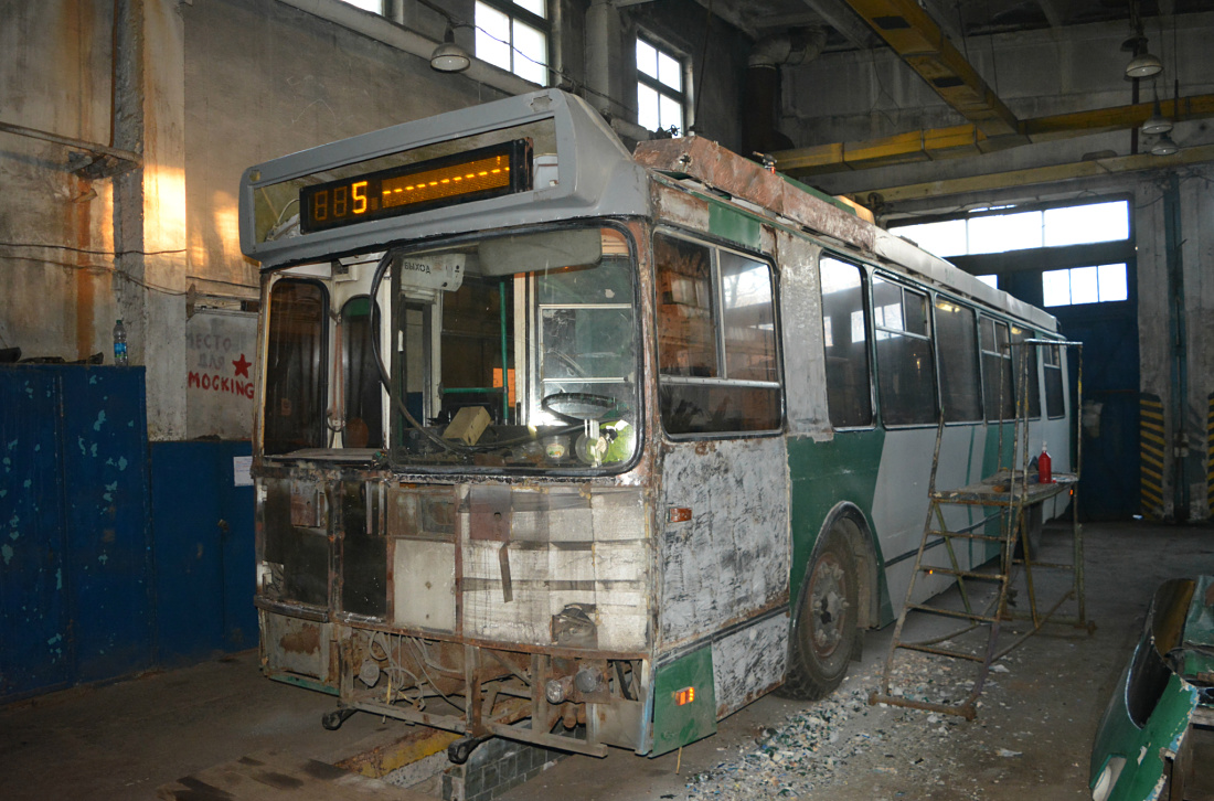 Владивосток, ЗиУ-682Г-016.02 № 242; Владивосток — Текущие ремонты и основные узлы троллейбусов