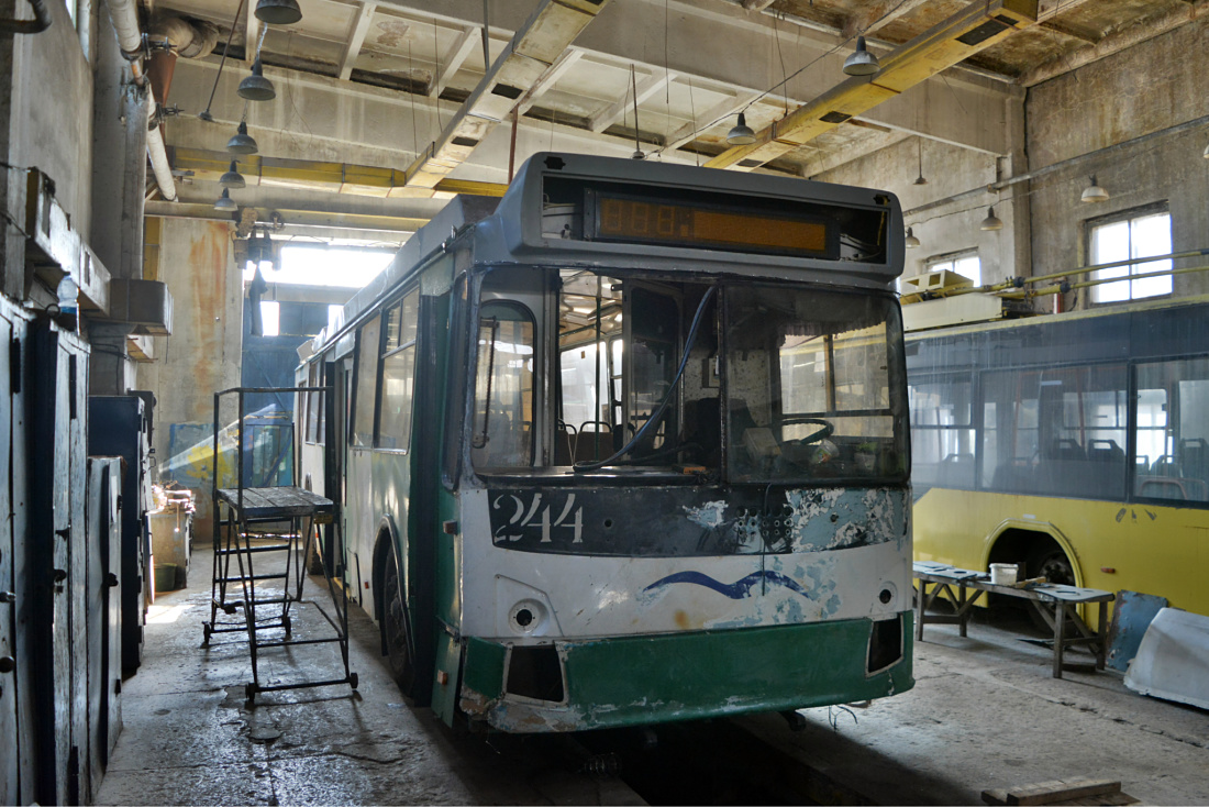 Владивосток, ЗиУ-682Г-016.02 № 242; Владивосток — Текущие ремонты и основные узлы троллейбусов