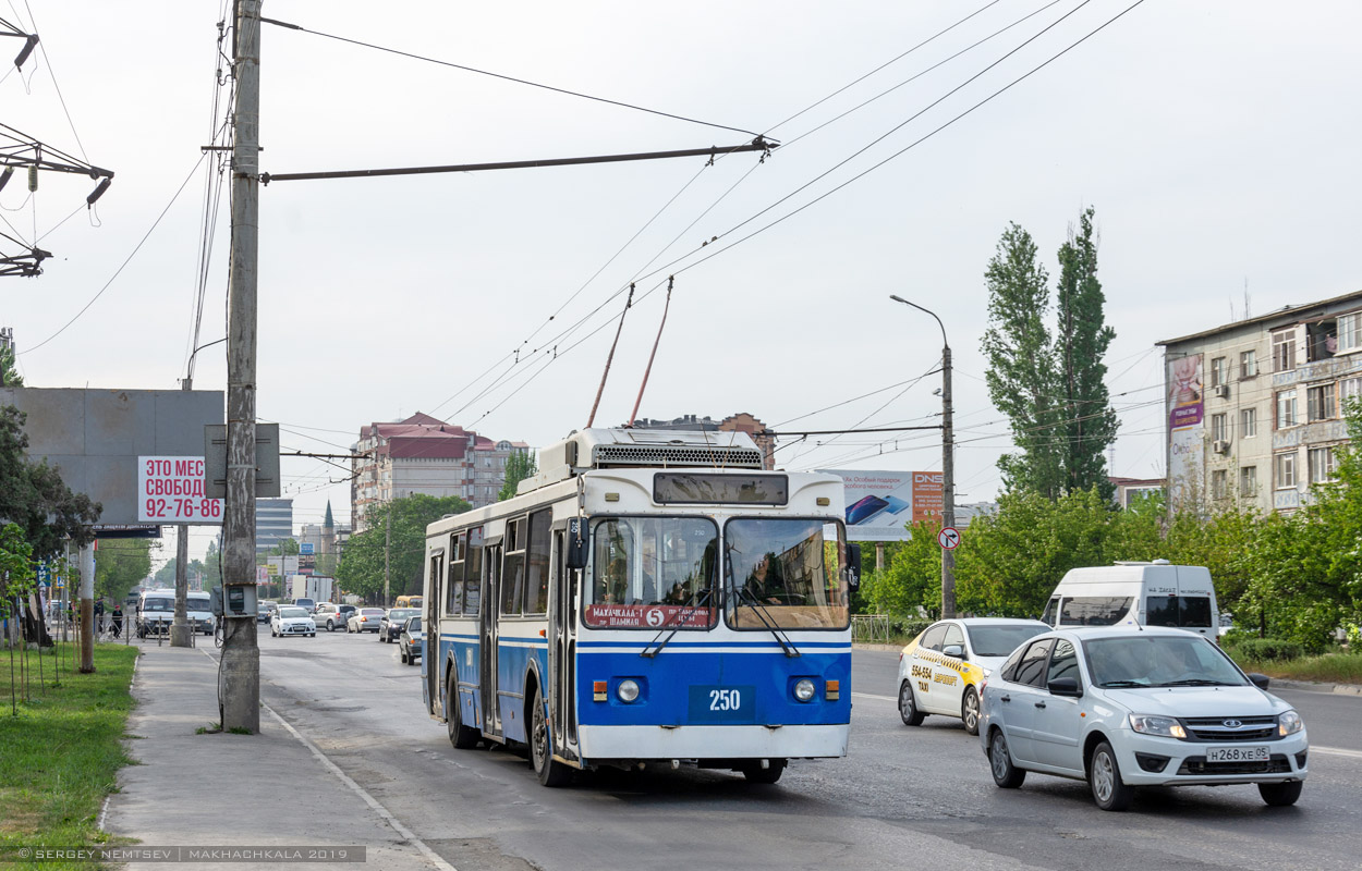 Махачкала, ЗиУ-682ГМ1 (с широкой передней дверью) № 250