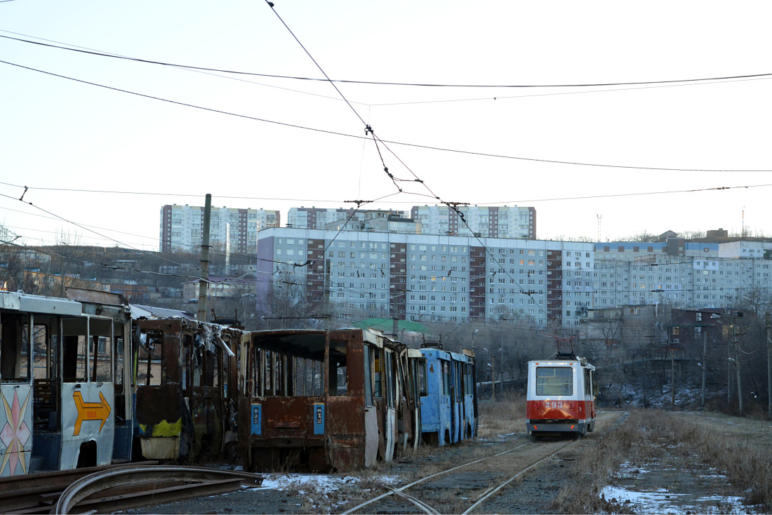 Vladivostok, 71-608K nr. 304; Vladivostok — Tram graveyard; Vladivostok — Trams' Maintenance and Parts
