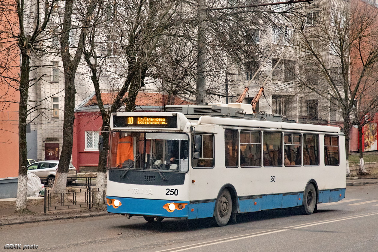Т 10 троллейбус. 10 Троллейбус во Владимире. Троллейбус 10 осень.