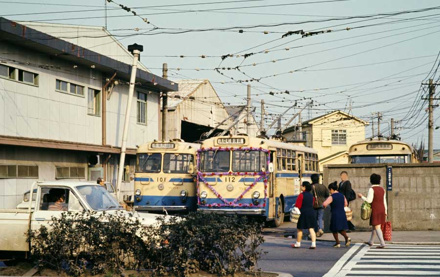 Yokohama, Tokyu 100 series nr. 101; Yokohama, Tokyu 100 series nr. 112; Yokohama — Historical photos — Trolleybus (1959-1972)