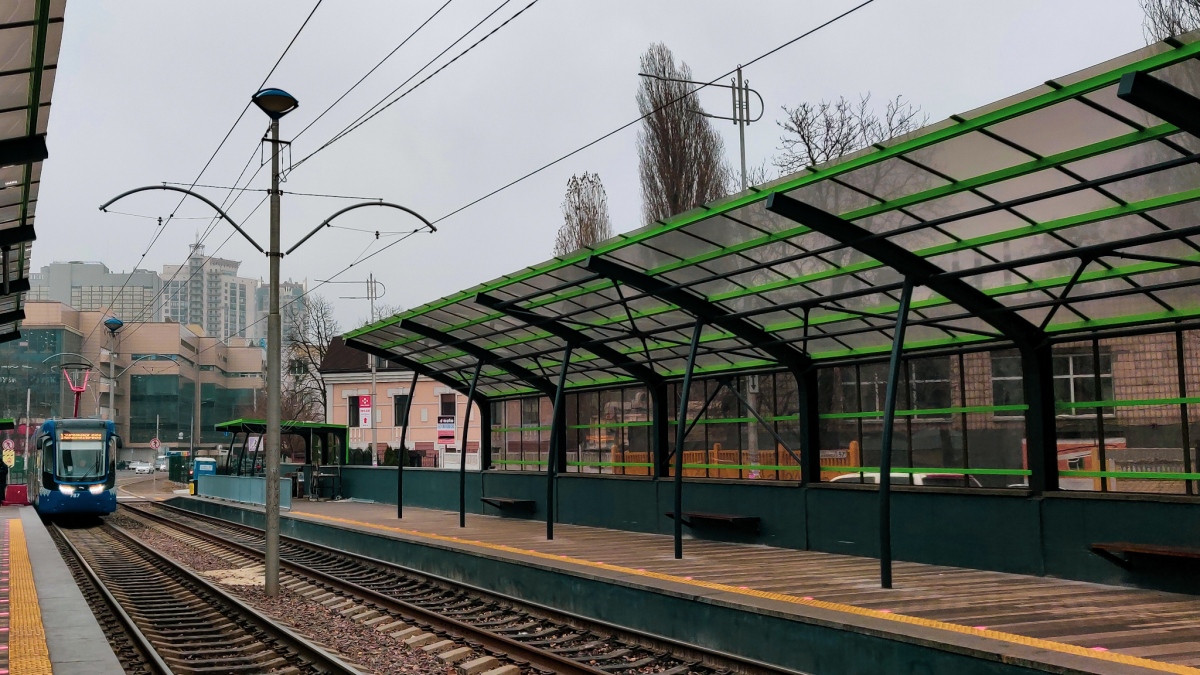 Kiiev — Stop signs, shelters and panels; Kiiev — Tramway lines: Rapid line
