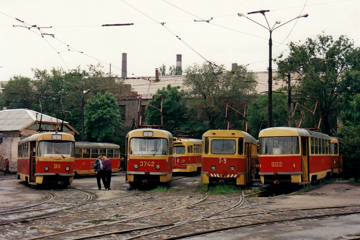 Донецк, Tatra T3SU (двухдверная) № 911; Донецк, Tatra T3SU (двухдверная) № 3742; Донецк, МТВ-82 № Т-09; Донецк, Tatra T3SU (двухдверная) № 902; Донецк — Фотографии Алекса Краковски — 22.05.1998