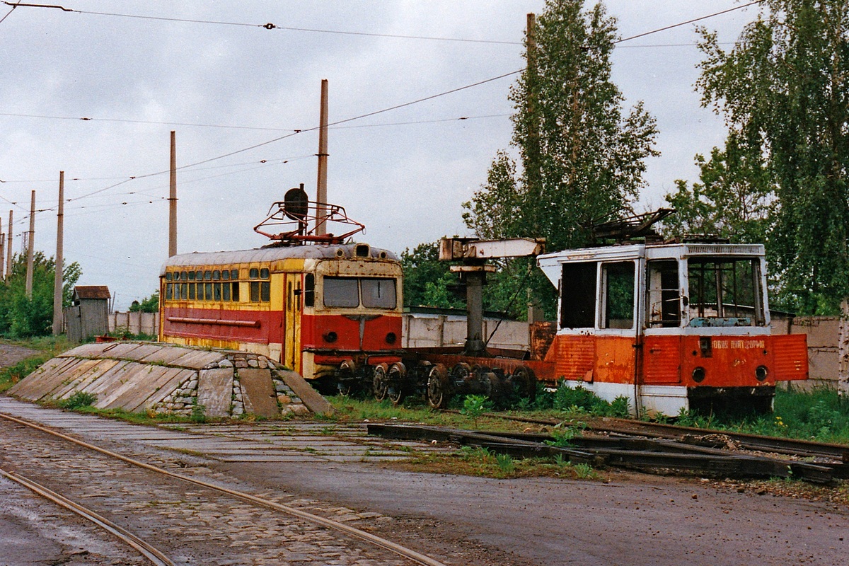 Donețk, MTV-82 nr. Т-03; Donețk, VTK-10 nr. ГР-11; Donețk — Miscellaneous tram photos; Donețk — Photos by Alex Krakowsky — 22.05.1998