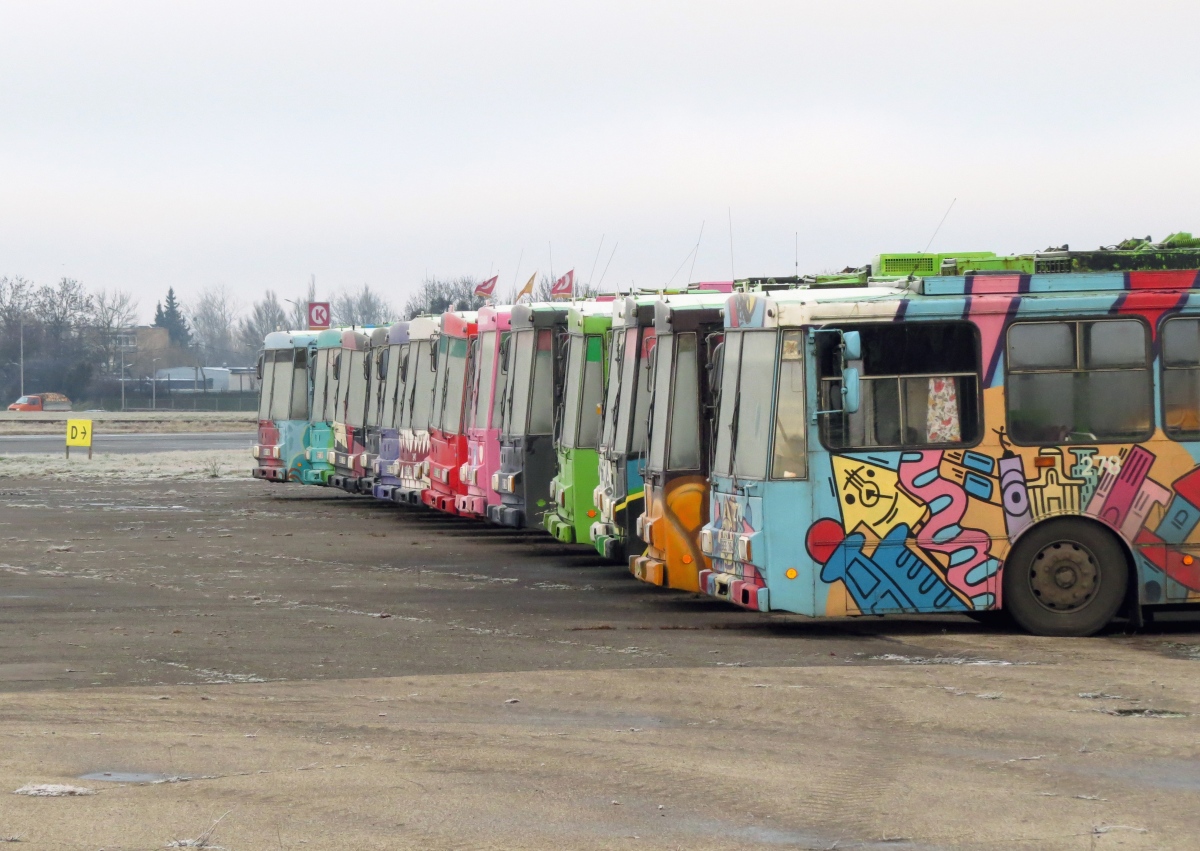Каунас — Троллейбусы Škoda 14Tr на хранении на аэродроме им. Дарюса и Гиренаса