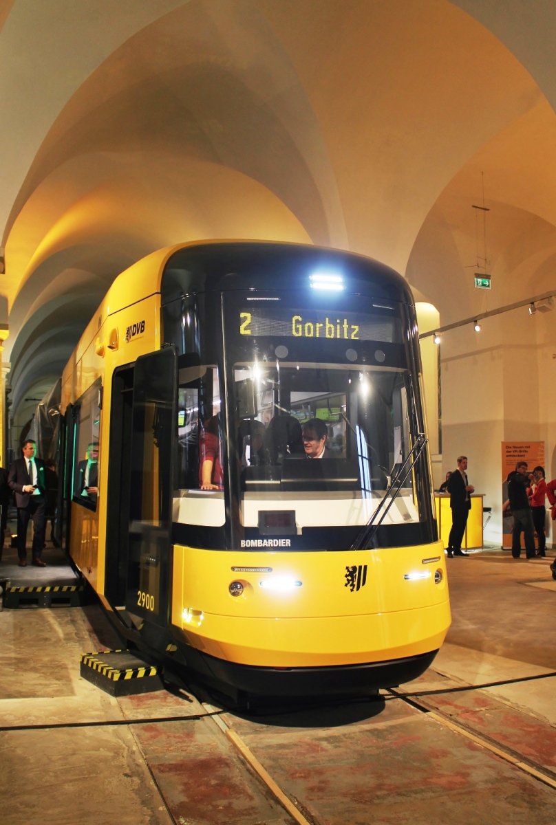 Dresden — Neue Straßenbahnwagen Bombardier NGT DX DD