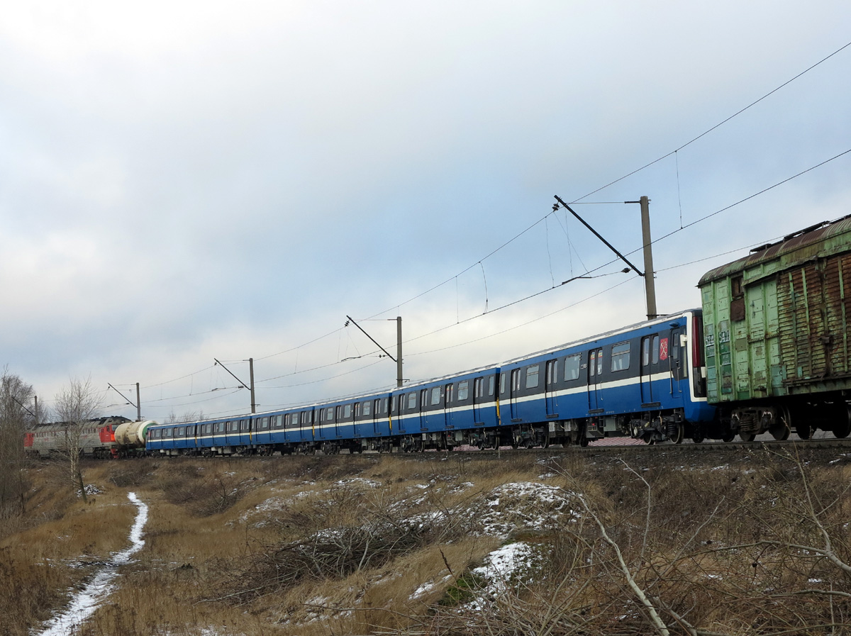 Szentpétervár, 81-722 “Yubileyny” — 22018; Szentpétervár — Metro — Transport of subway cars by railway