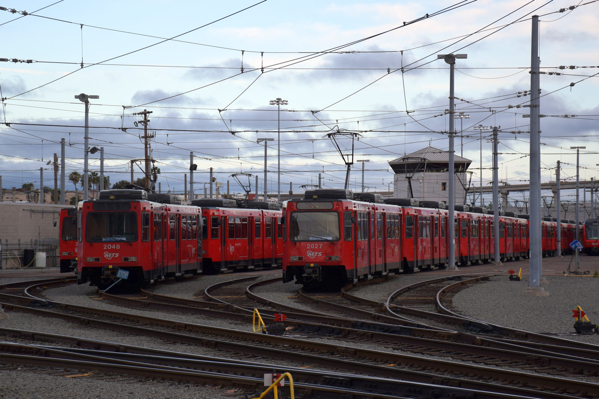 Сан-Диего, Siemens SD100 № 2048; Сан-Диего, Siemens SD100 № 2027; Сан-Диего — San Diego Trolley депо