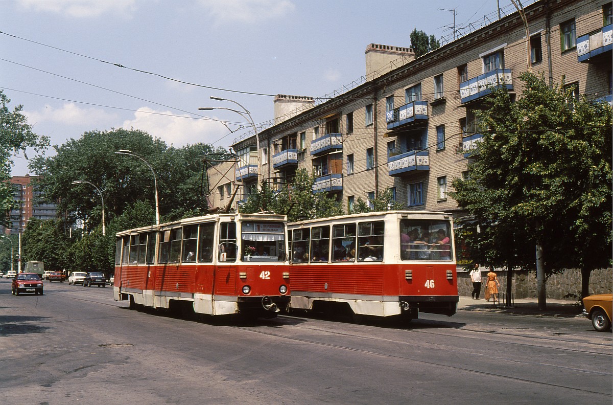 Шахты, 71-605А № 42; Шахты, 71-605А № 46; Шахты — Шахтинский трамвай в 1990-е гг.