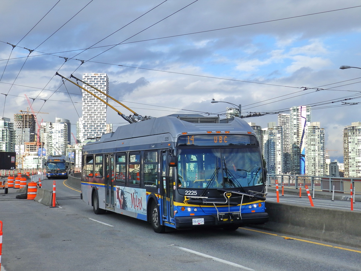 Vancouver, New Flyer E40LFR nr. 2225; Vancouver, New Flyer E60LFR nr. 2509