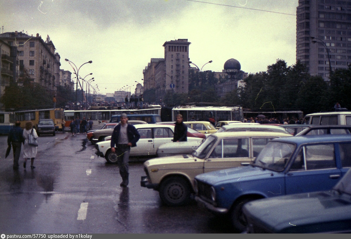 Москва, ЗиУ-682В [В00] № 5208; Москва, ЗиУ-682В-013 [В0В] № 4306; Москва — Троллейбусные баррикады в августе 1991