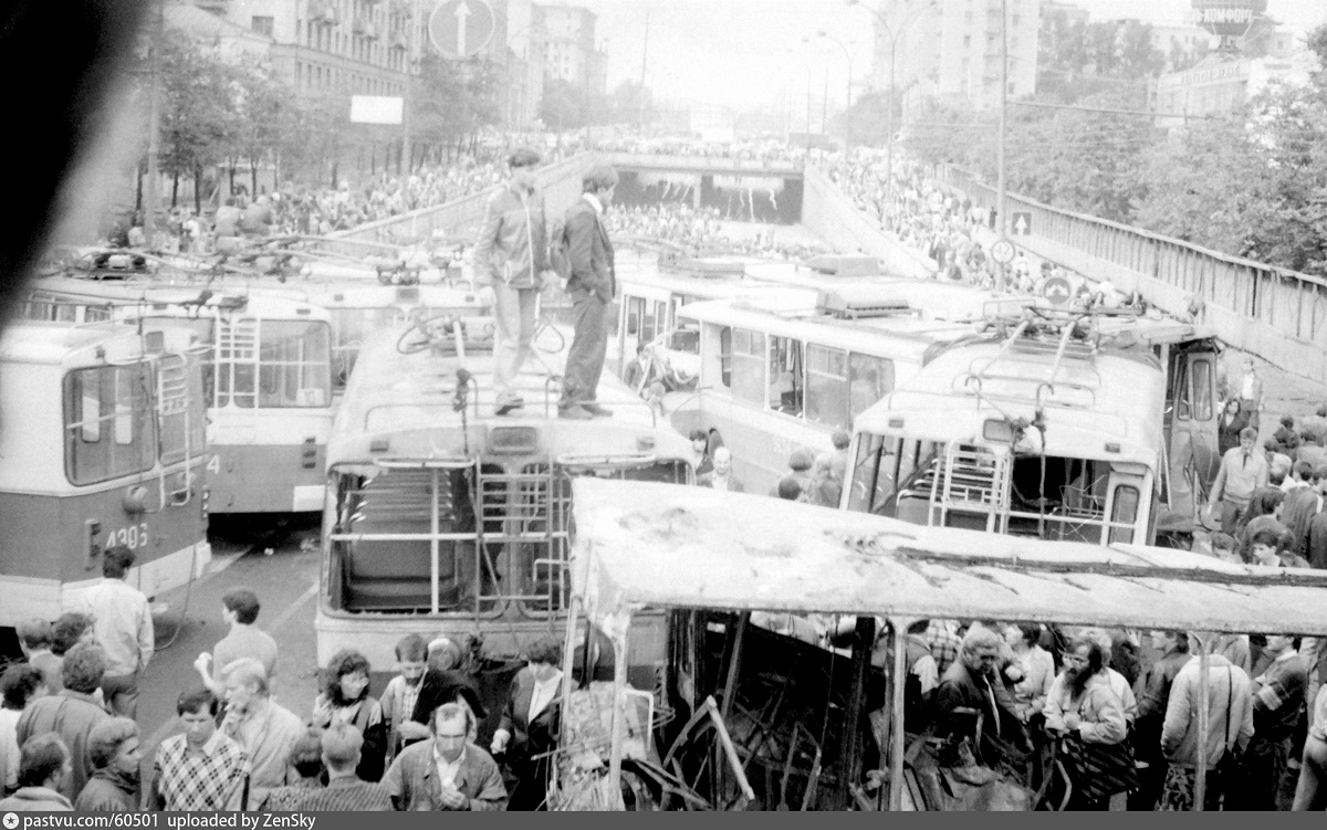 Москва, ЗиУ-682В-013 [В0В] № 4306; Москва, ЗиУ-682В [В00] № 5180; Москва — Троллейбусные баррикады в августе 1991