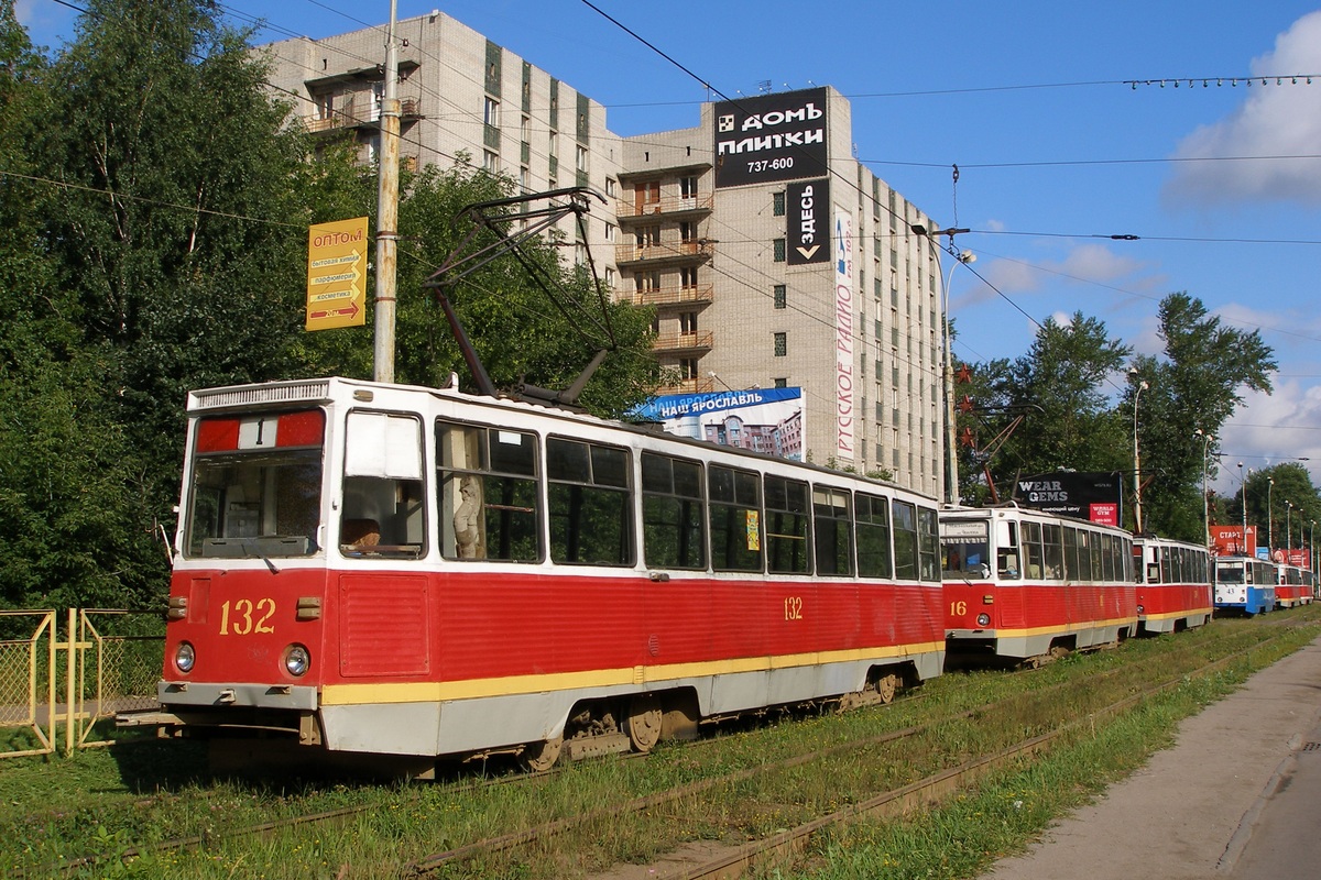 Ярославль, 71-605 (КТМ-5М3) № 132; Ярославль — 26.07.2007. Ремонт рекламной конструкции у ТЦ "Садко"