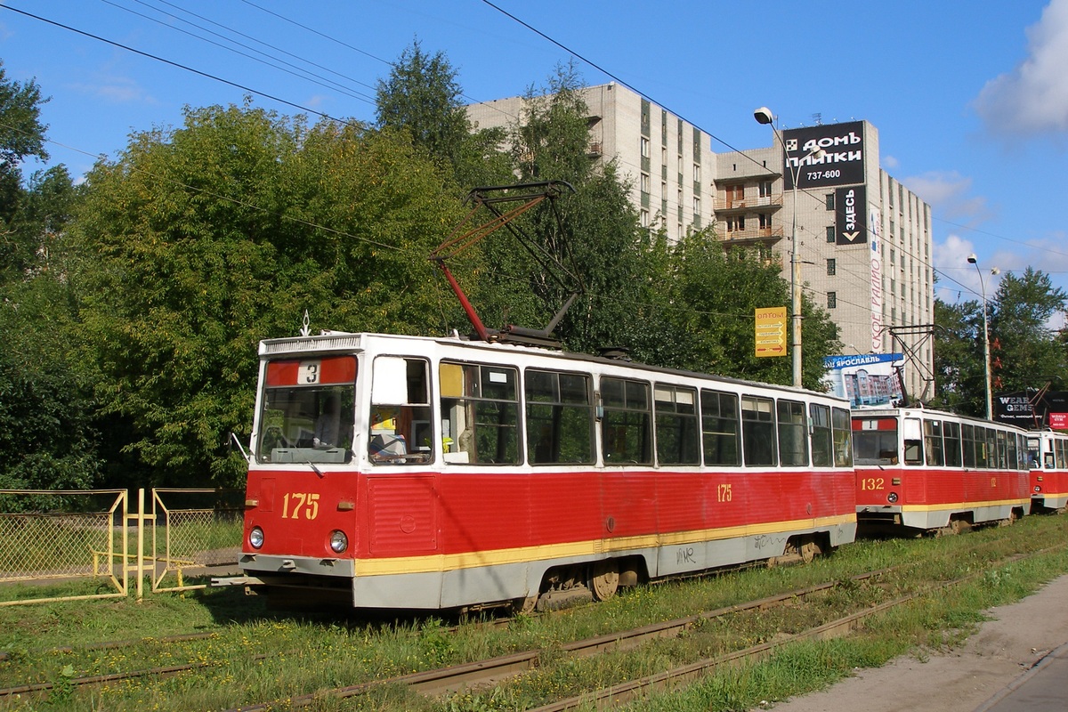 Ярославль, 71-605 (КТМ-5М3) № 175; Ярославль — 26.07.2007. Ремонт рекламной конструкции у ТЦ "Садко"