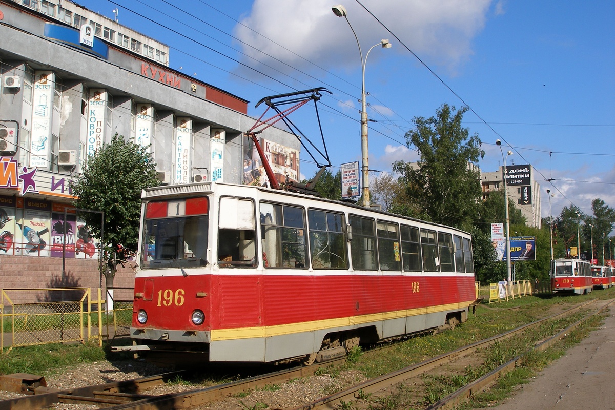 Ярославль, 71-605 (КТМ-5М3) № 196; Ярославль — 26.07.2007. Ремонт рекламной конструкции у ТЦ "Садко"