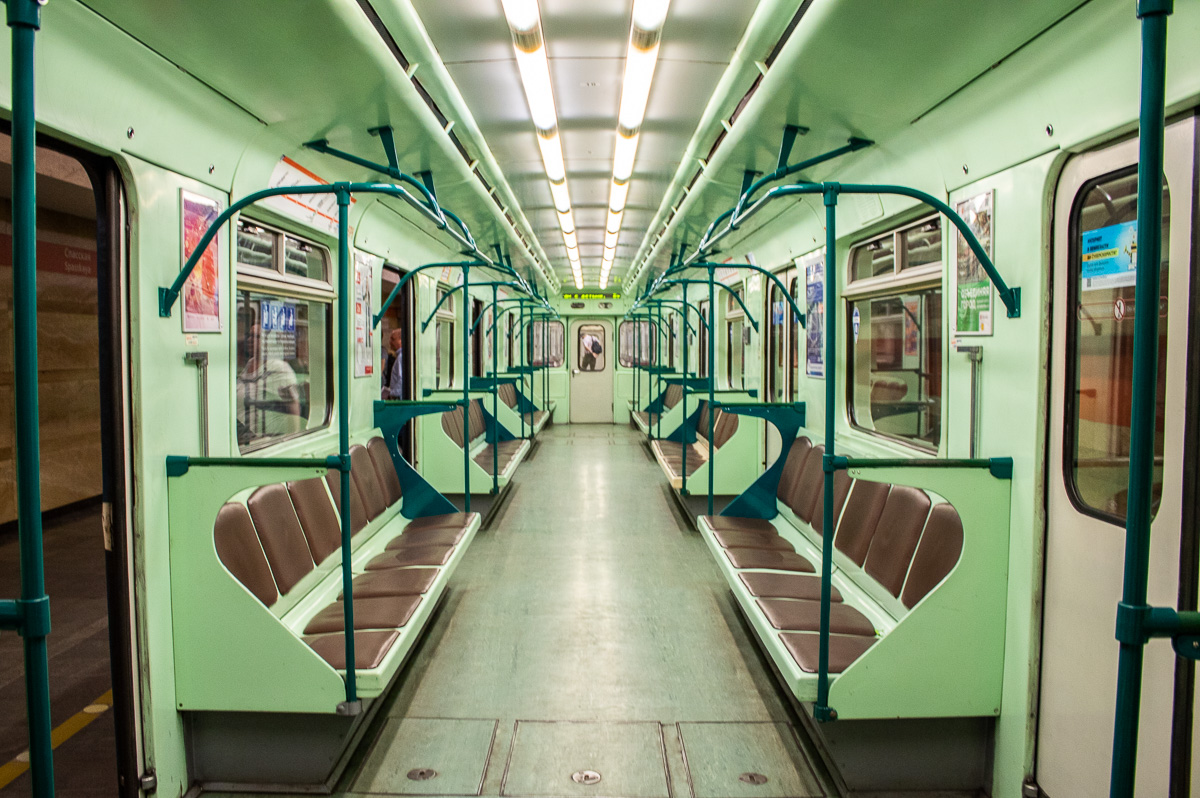 Салон вагона метро