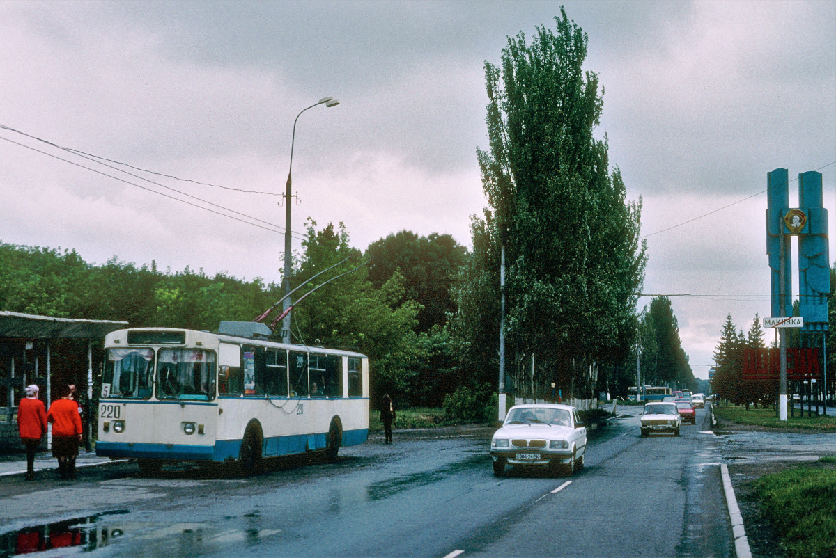 Макеевка, ЗиУ-682В-012 [В0А] № 220; Макеевка — Фотографии Питера Хэзелдайна — 08.2001