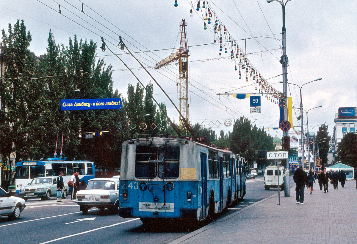 Doneckas, ZiU-682V [V00] nr. 2143; Doneckas — Photos by Peter Haseldine — 08.2001